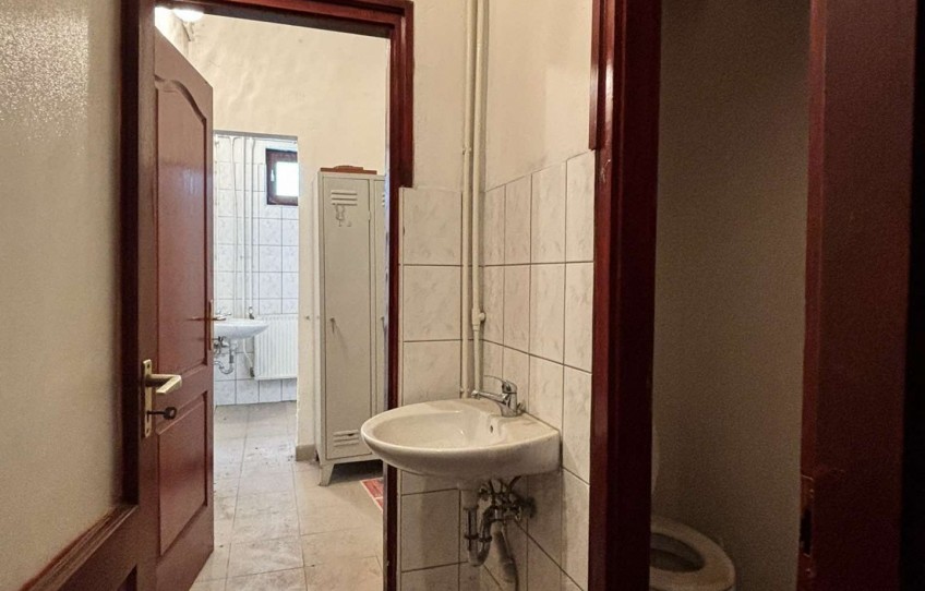Zsáka Eladó Ipari