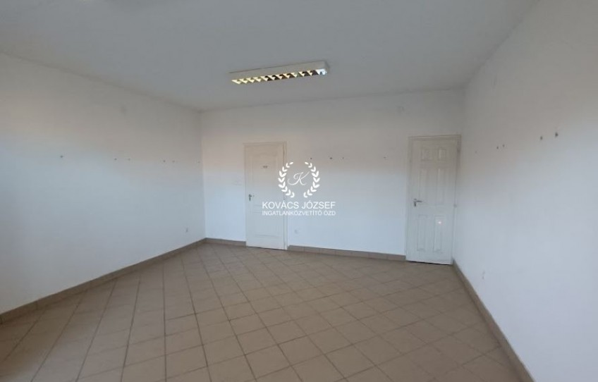 Putnok Eladó Üzlethelyiség Mátyás Király tér