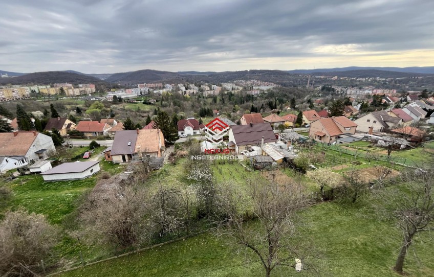 Komló Eladó Lakás Köztársaság utca