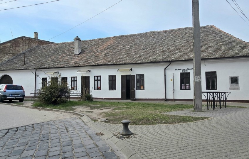 Nagykőrös Eladó Üzlethelyiség