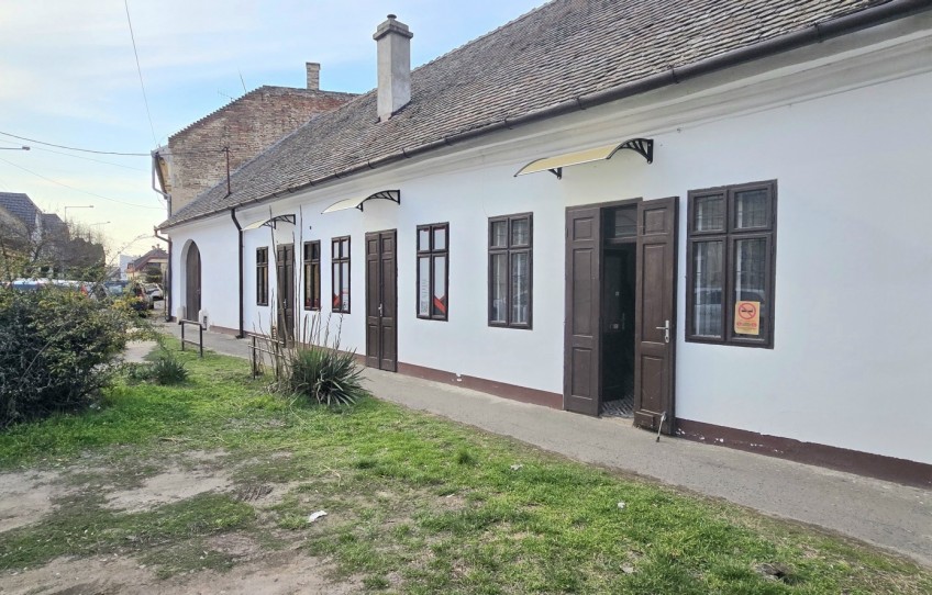 Nagykőrös Eladó Üzlethelyiség