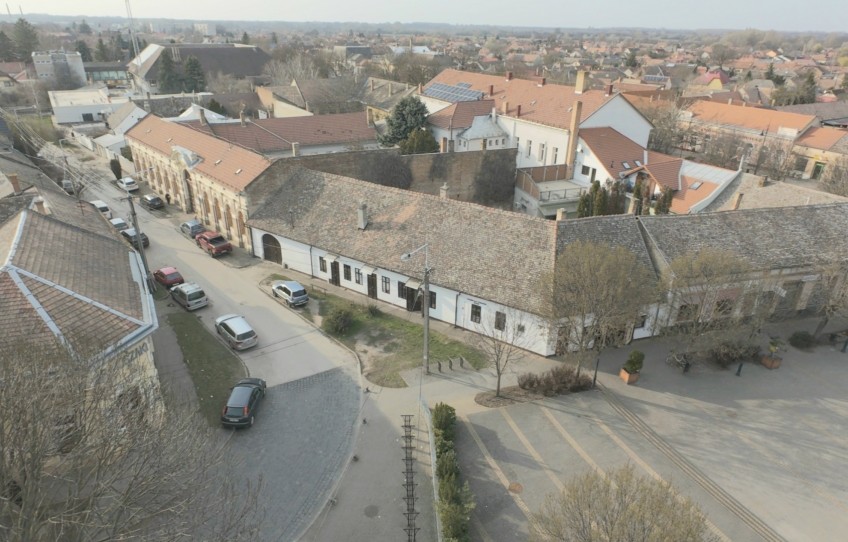 Nagykőrös Eladó Üzlethelyiség