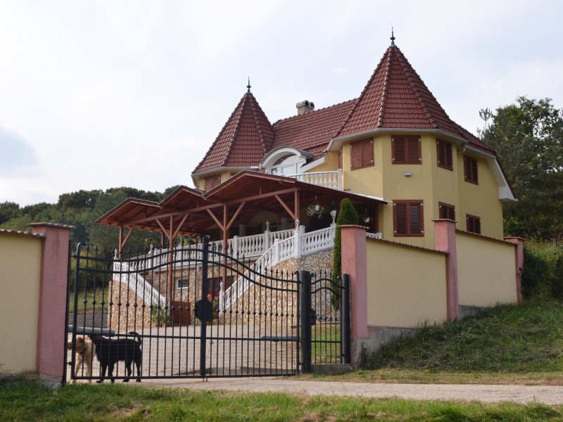 Arló Eladó Ház Dóna Völgy
